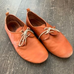 Pikolinos Calabria oxfords. Size 41. Fun orange color!